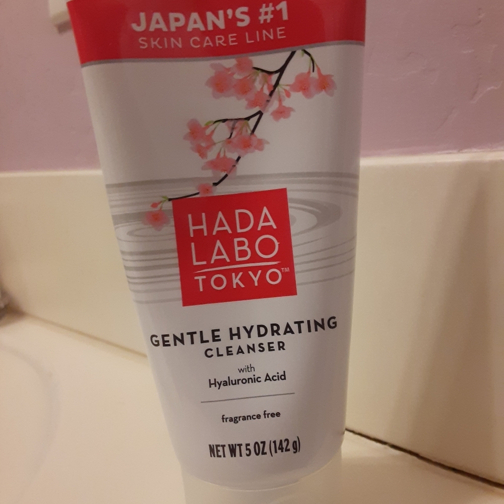 Hada Lobo Hydrating Cleanser